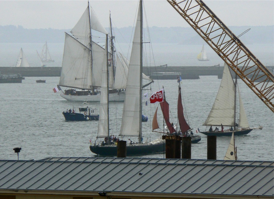 La "Belle Poule" traverse l'avant-port devant le premier et le dernier des "Pen Duick", occup&eacute;s &agrave; &eacute;tablir leurs voiles. Je ne sais pas &agrave; qui sont les voiles rouges entre les deux "Pen Duick". 
