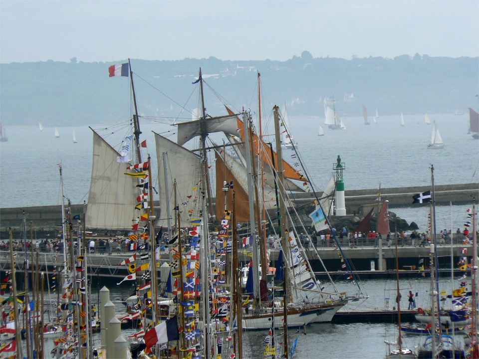 "Etoile de France", go&euml;lette &agrave; huniers, sort du port... 
