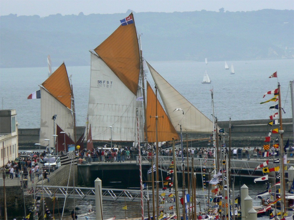 ... suivie par "Etoile Mol&egrave;ne", dundee thonnier &agrave; la surface de voile impressionnante. 