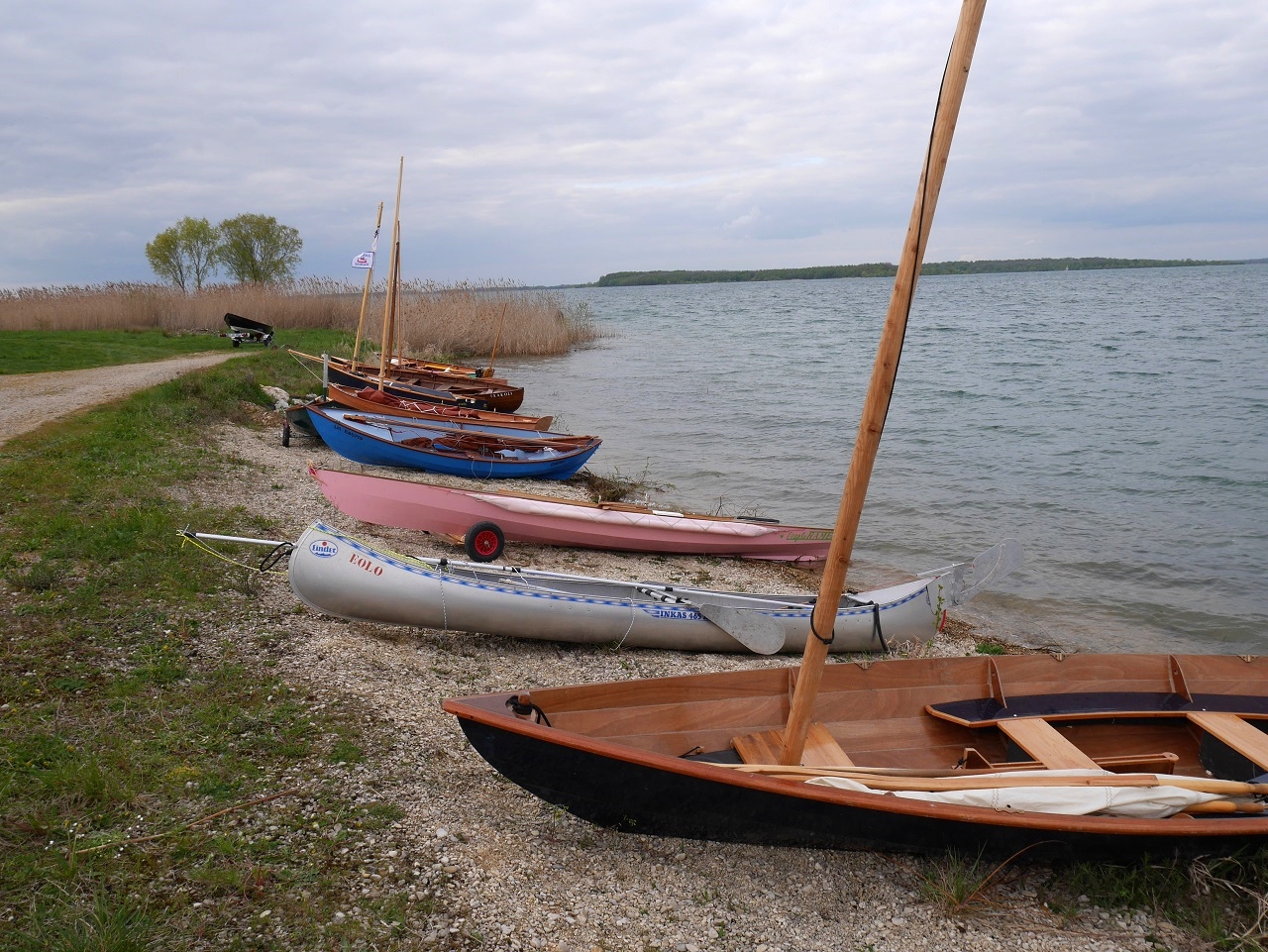 Depuis le premier plan : le Doris 17 "Aldies II" de Martial, le canoë à voile "Eolo" de Marco, "LExplorameur" de Didier, le Whilly Boat "Enfin!" d'Hervé dissimulant presque le Skerry "Piff" de Jean-David, "Mounouf", le Biraou "An Treizh" de Ronan, l'Elorn "Txakoli" de Charles-Edouard (oui, Charles-Edouard est venu avec deux bateaux !), "Silmaril" et "Naïma" sur sa remorque. 