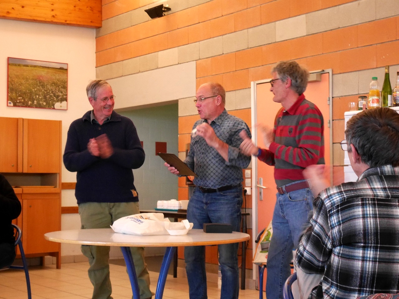 Remise des prix impromptue organisée par Gérard et Pierre. C'est Benoit qui est récompensé, et je ne sais plus dans quelle catégorie... Sans doute celle du bateau le plus récent ! 