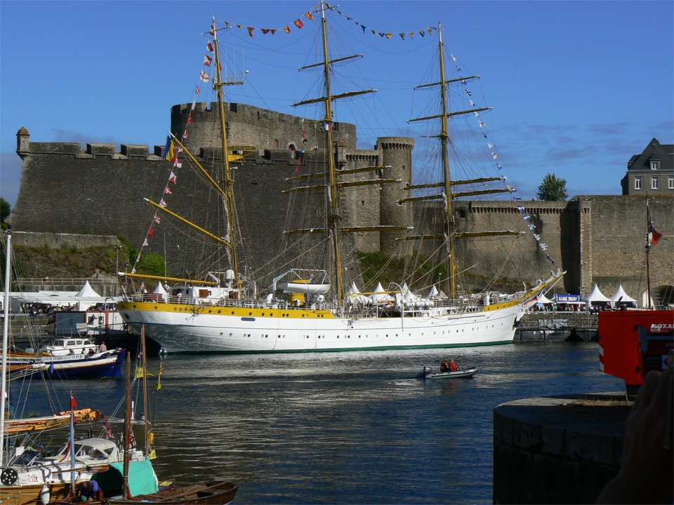 Le bateau-&eacute;cole roumain "Mircea" devant le Chateau. 