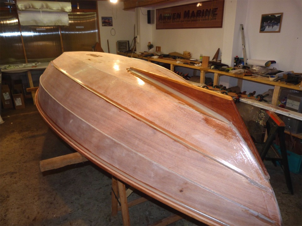 J'ai termin&eacute; en repassant une couche de finition sur le joint entre les bord&eacute;s 1 et les bord&eacute;s 2, par-dessus le bord de la stratification de la sole et des bord&eacute;s 1, car le bord du tissu de verre causait de petits reliefs difficiles &agrave; &eacute;liminer au pon&ccedil;age. J'ai aussi pass&eacute; une couche d'&eacute;poxy sur l'ensemble de l'aileron. Notez que la semelle de l'aileron est en bois blanc car je vais poser une bande-molle en demi-ovale de laiton par-dessus. Si elle &eacute;tait destin&eacute;e &agrave; rester nue, j'aurais utilis&eacute; du bois rouge (sapelli par exemple) pour sa meilleure r&eacute;sistance &agrave; l'humidit&eacute;. 