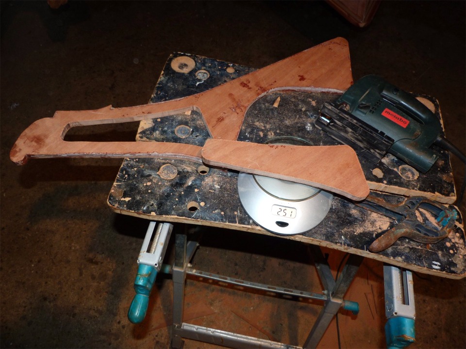 En parall&egrave;le, je fais une d&eacute;coupe d'all&egrave;gement dans l'&acirc;me du gouvernail de de Skerry, r&eacute;alis&eacute;e par lamination de deux &eacute;paisseurs de contreplaqu&eacute; de 6 mm. La d&eacute;coupe p&egrave;se 251 grammes, comme vous pouvez le voir. L'&acirc;me p&egrave;se encore presque 1 kg et le gouvernail fini p&egrave;sera pr&egrave;s de 4 kg : on peut douter de l'utilit&eacute; r&eacute;elle de l'op&eacute;ration. 