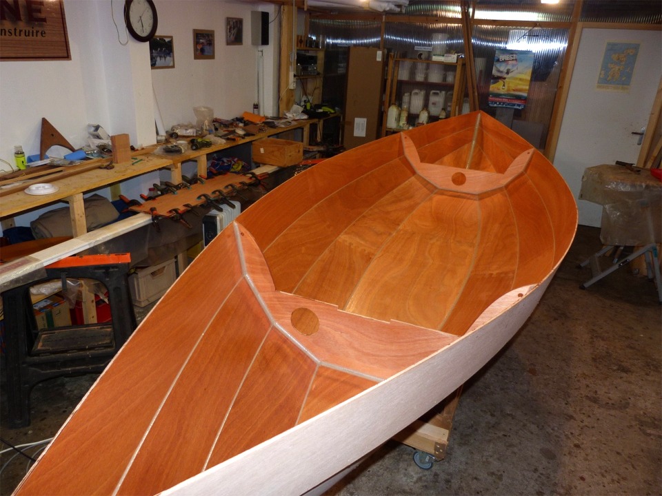 J'enchaine en faisant les joints int&eacute;rieurs : je d&eacute;pose un filet d'&eacute;poxy charg&eacute;e &agrave; la seringue, je le lisse &agrave; la cuiller, et je bouche les trous des sutures. 