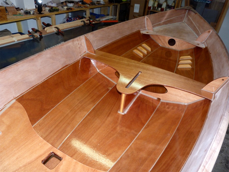 Et voici la vue prise vers l'arri&egrave;re : en bas &agrave; gauche on voit l'&eacute;tambrai, puis le banc central avec le puits de d&eacute;rive, les trois paires de cale-pieds de nage et le caisson arri&egrave;re. 