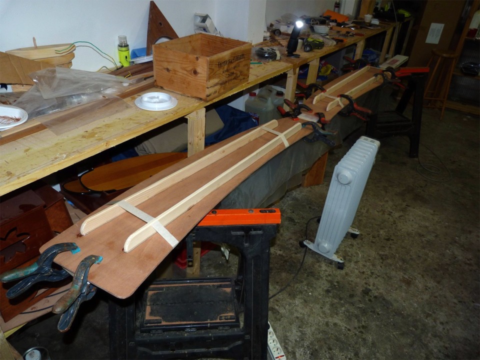 En parall&egrave;le, j'ai d&eacute;coup&eacute; des bancs lat&eacute;raux mobiles, qui seront pos&eacute;s entre le si&egrave;ge central et le dessus du caisson arri&egrave;re. Ils seront rigidifi&eacute;s par dessous par les tasseaux que voici en cours de collage. Je ferai ensuite de gros joints-cong&eacute;s pour renforcer ces collages. 