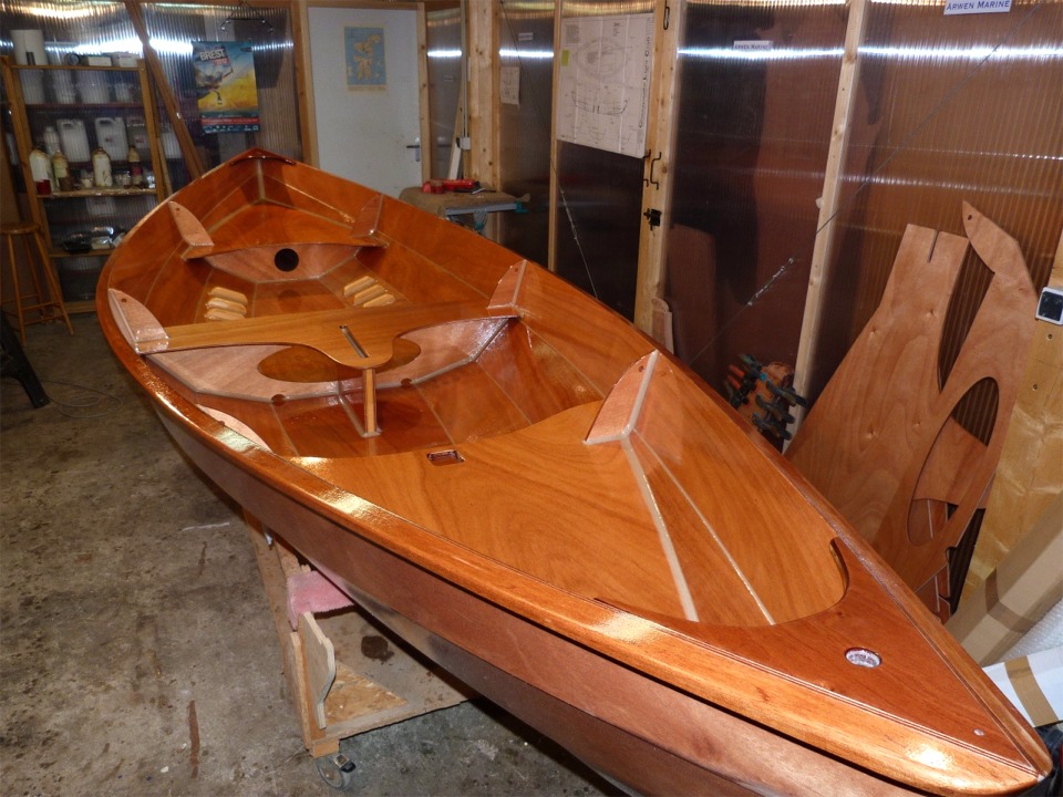 Je me suis d&eacute;guis&eacute; en y&eacute;ti pour sortir poncer la couche d'&eacute;poxy du bas de la coque et je viens de passer une nouvelle couche sur l'ensemble de la surface int&eacute;rieure et les listons. 