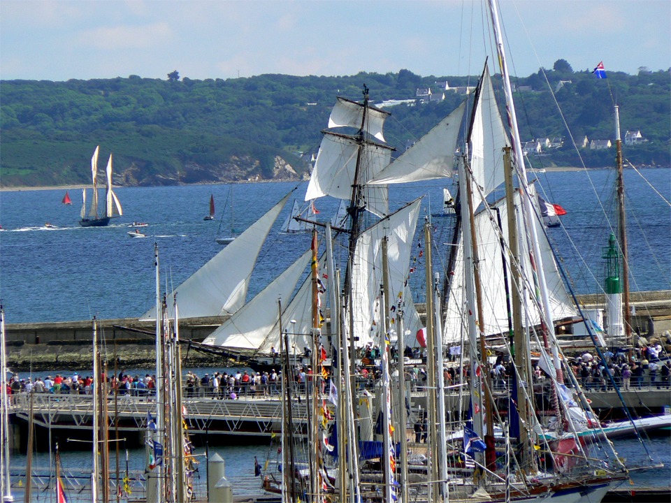 Voici la "Recouvrance" avec son gr&eacute;ement de go&euml;lette &agrave; huniers, tout dessus pour se faire admirer par la foule des spectateurs.