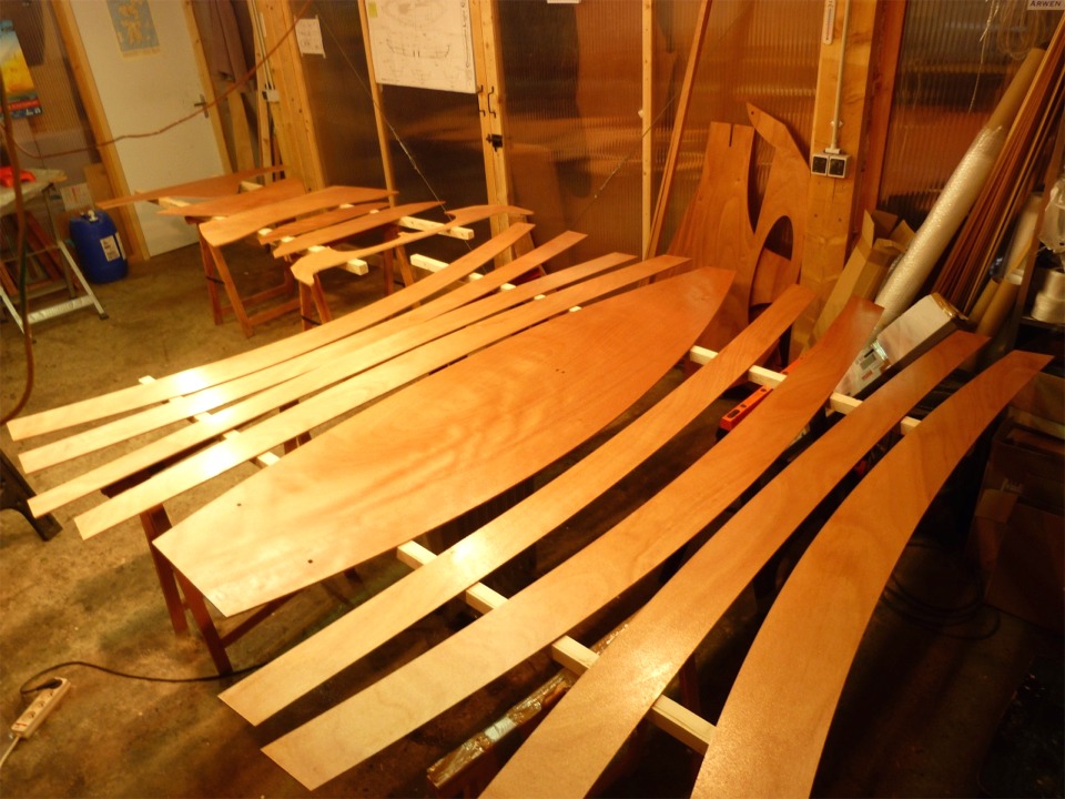 J'ai pass&eacute; une couche d'impr&eacute;gnation &eacute;poxy sur toutes les pi&egrave;ces, et je me suis ensuite de nouveau d&eacute;guis&eacute; en y&eacute;ti pour aller poncer la surface dehors. Je m'interdis en effet de poncer l'&eacute;poxy &agrave; l'int&eacute;rieur car il est impossible de totalement aspirer la poussi&egrave;re tr&egrave;s fine produite pendant l'op&eacute;ration. 