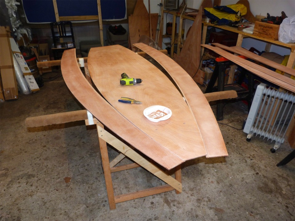 J'attaque la couture de la Prame d'Eastport. Cette prame m'a &eacute;t&eacute; command&eacute;e pour servir d'annexe &agrave; voile &agrave; un "Schpountz", go&eacute;lette classique due au crayon de Daniel Bombigher. 