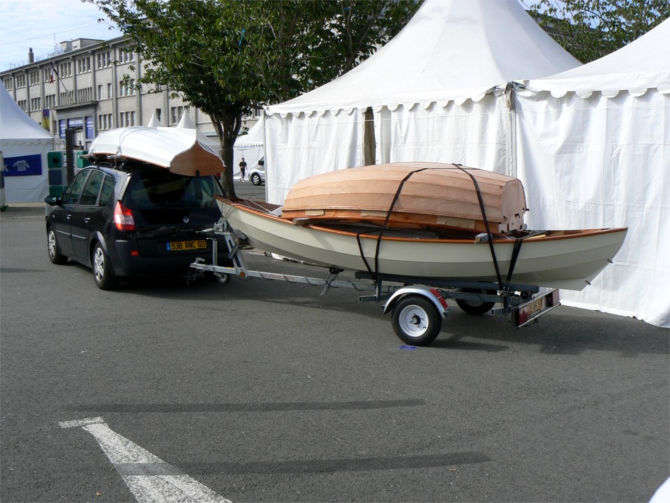 Jeudi 17 juillet, c'est fini... Les bateaux viennent de prendre la mer pour rallier Douarnenez et nous aussi sommes prêts à quitter Brest. La nouvelle prame s'emboite sur celle qui est finie, car je n'ai monté aucune structure intérieure. 