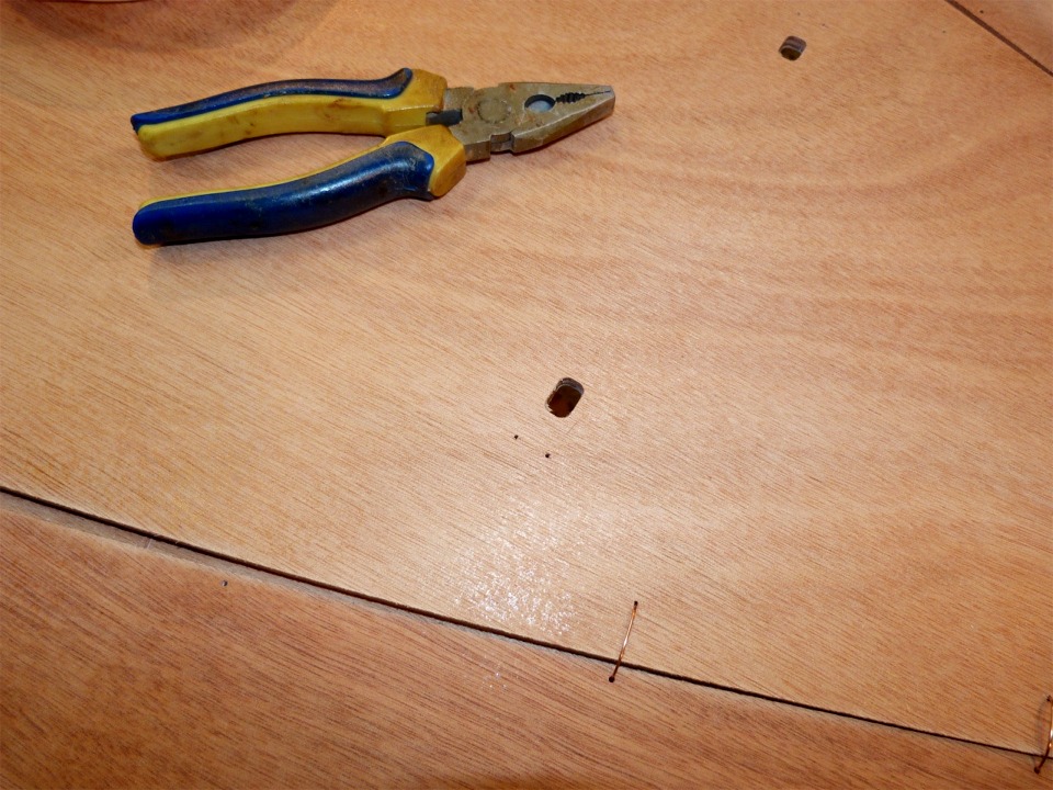 Cette vue de l'avant de la sole montre une des nouveaut&eacute;s de ce kit, r&eacute;cemment am&eacute;lior&eacute; : les deux "mortaises" qui permettent de positionner la cloison avant sans se poser de question, ainsi que les paires de trous pour ses deux sutures de fixation, qui sont perc&eacute;s par la machine de d&eacute;coupe num&eacute;rique. 