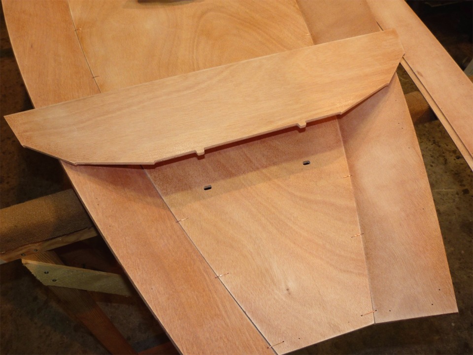 Voici les petits tenons du bas de la cloison avant qui vont se positionner dans les mortaises de la sole. Le m&ecirc;me syst&egrave;me est utilis&eacute; pour la cloison arri&egrave;re et pour le puits de d&eacute;rive. 