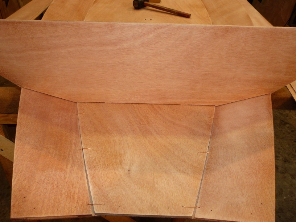 Et voila la cloison en place. Je d&eacute;poserai temporairement cette cloison apr&egrave;s le durcissement du premier collage de la coque sur l'ext&eacute;rieur, et j'y ferai alors un trou pour y poser un bouchon de surpression. En effet, le compartiment &eacute;tanche avant est trop petit pour qu'il soit raisonnable d'y installer une trappe de visite, mais il doit y avoir une possibilit&eacute; d'&eacute;galiser les pressions. 