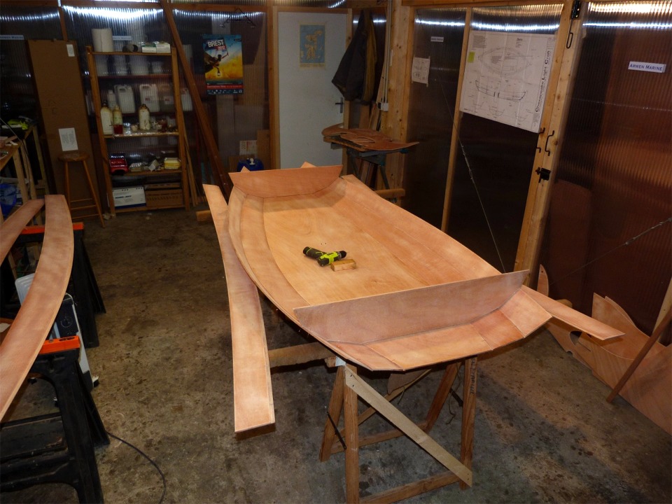 J'ajoute ensuite les bord&eacute;s 2. Je ne mettrai en place marotte et tableau qu'apr&egrave;s avoir sutur&eacute; tous les bord&eacute;s. Comme la cloison avant, la cloison arri&egrave;re sera temporairement d&eacute;pos&eacute;e apr&egrave;s le premier collage, et j'y ferai une d&eacute;coupe pour une trappe de visite de 4 pouces, afin de pouvoir ranger &agrave; l'abri de petits objets (clefs de voiture, t&eacute;l&eacute;phone, tabati&egrave;re, etc.) 