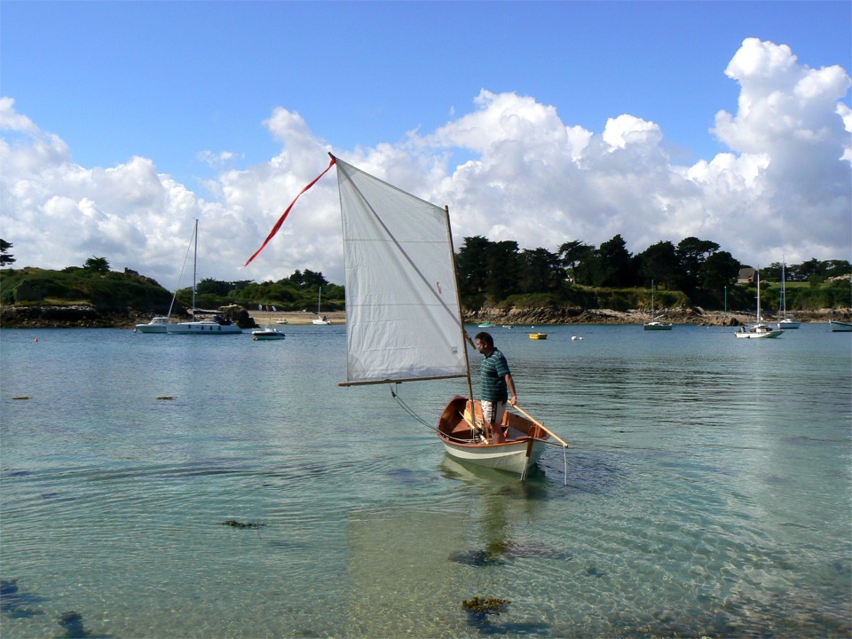 Je trouble ce tableau en montant à bord (photo prise en fin de matinée, le soleil est presque vertical.) Vent faible pour se dégager de la plage. 