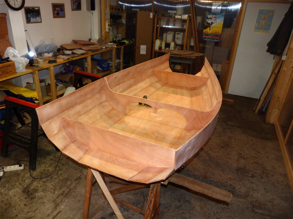 J'ai ajout&eacute; la membrure centrale juste avant de suturer les bord&eacute;s 4, et il est temps maintenant de fermer l'avant et l'arri&egrave;re. 