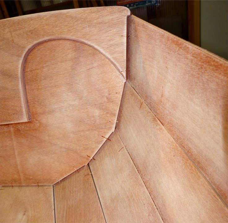 Mission accomplie : les jours autour de la marotte sont pratiquement ferm&eacute;s, sur la face ext&eacute;rieure en tout cas. Un gros joint-cong&eacute; viendra boucher les fentes qui restent visibles sur l'int&eacute;rieur du fait de l'absence d'&eacute;querrage sur la marotte et le tableau. 