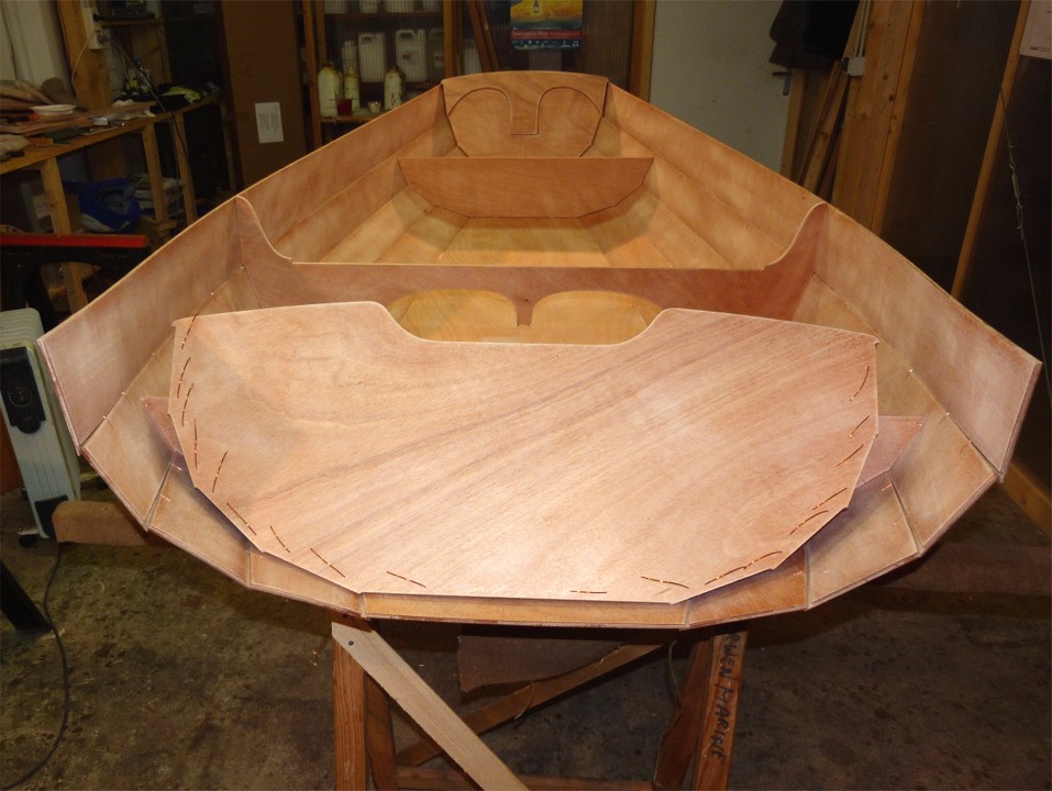 J'ai pass&eacute; toutes les sutures &agrave; travers le tableau et m'appr&ecirc;te &agrave; le suturer &agrave; son tour. 