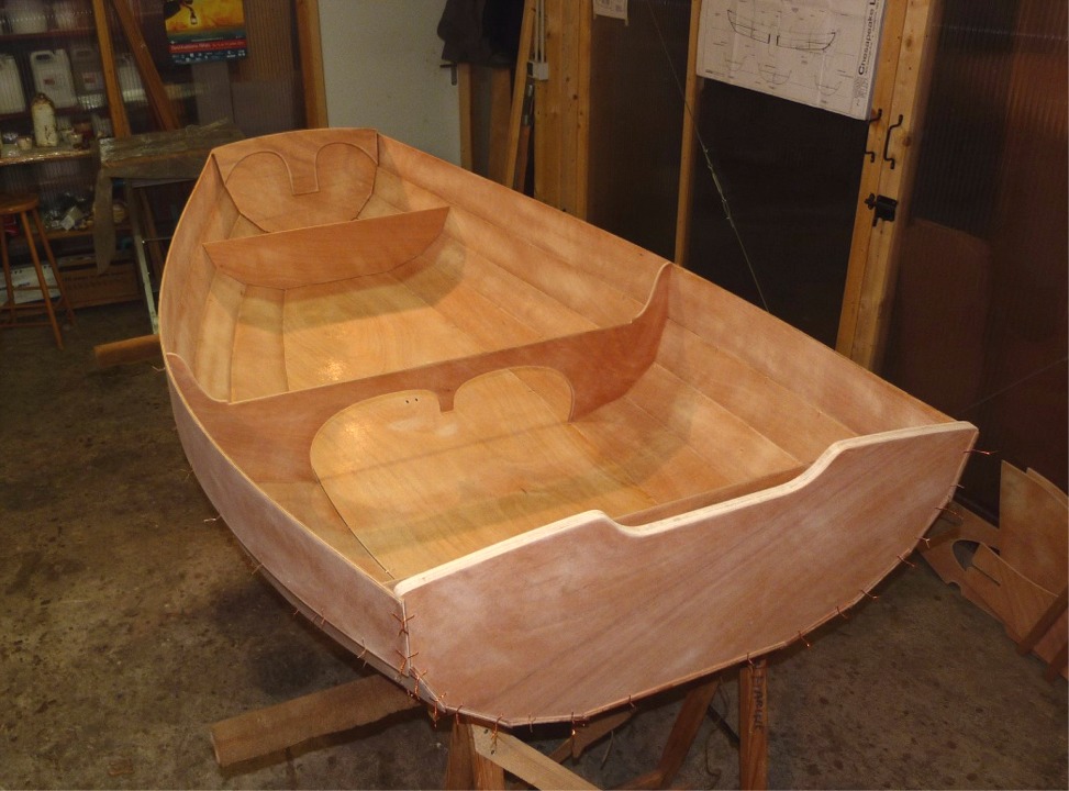 Et la coque est maintenant pr&ecirc;te &agrave; coller. Je commencerai, juste apr&egrave;s cette photo, par coller le joint autour de la marotte et du tableau, afin de "fixer" les extr&eacute;mit&eacute;s des bord&eacute;s avant de retourner la prame pour le premier collage des joints. En effet, je crains de d&eacute;former la coque en la retournant, car je suis seul pour l'op&eacute;ration. Avant ce premier collage, je m'assure que les deux tr&eacute;teaux sont bien horizontaux et que la coque n'est pas voil&eacute;e. 