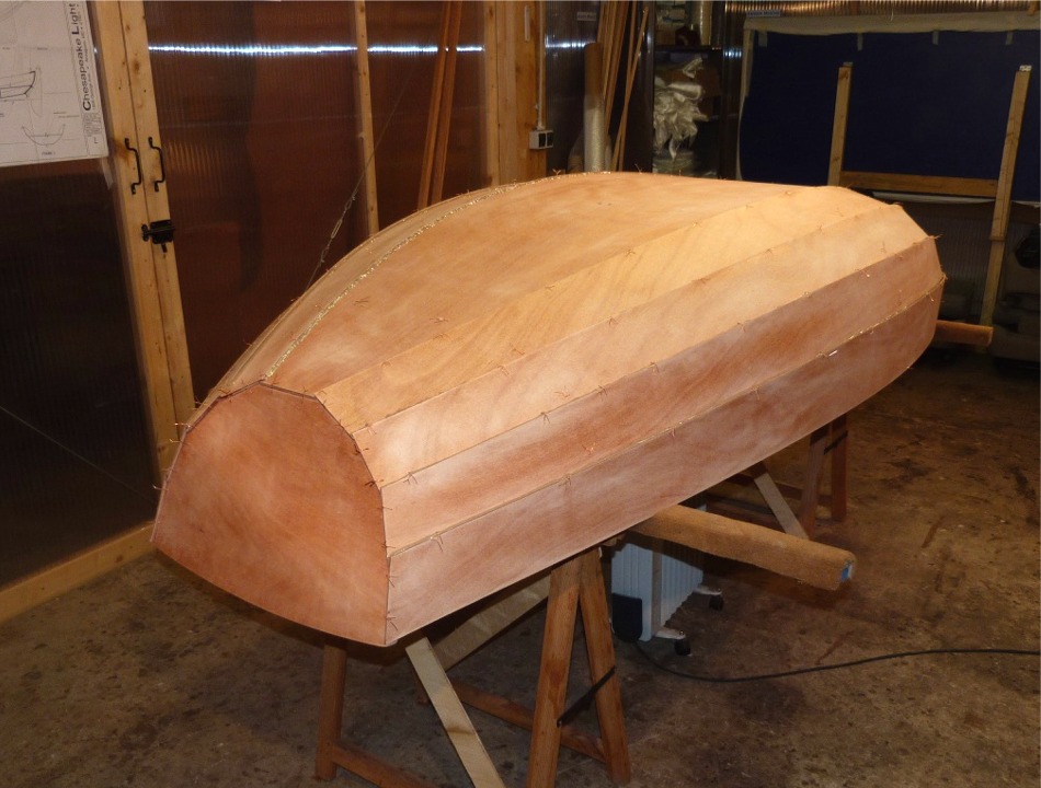 Le lendemain, j'ai retourn&eacute; la coque, recal&eacute; les deux tr&eacute;teaux &agrave; l'horizontale et v&eacute;rifi&eacute; que la coque repose bien sur les deux tr&eacute;teaux afin d'&eacute;viter de coller la coque en torsion, puis j'ai d&eacute;pos&eacute; de l'&eacute;poxy charg&eacute;e &agrave; la seringue dans tous les joints. Cette &eacute;poxy doit &ecirc;tre suffisament charg&eacute;e pour ne pas couler &agrave; travers les joints, qui ne sont pas &eacute;tanches, mais pas trop afin de bien les remplir. 