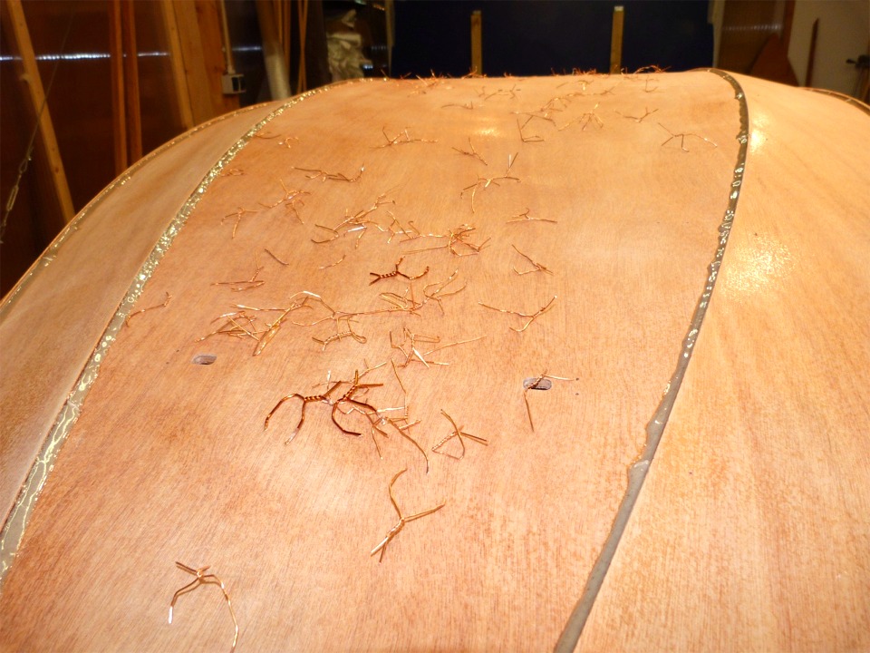 Le lendemain, gr&acirc;ce au radiateur que l'on aper&ccedil;oit sous la coque sur l'image pr&eacute;c&eacute;dente, l'&eacute;poxy est assez dure pour que je puisse couper et extraire toutes les sutures. Je repasserai ult&eacute;rieurement sur ces collages afin de faire des joints plus r&eacute;guliers et plus substantiels. 