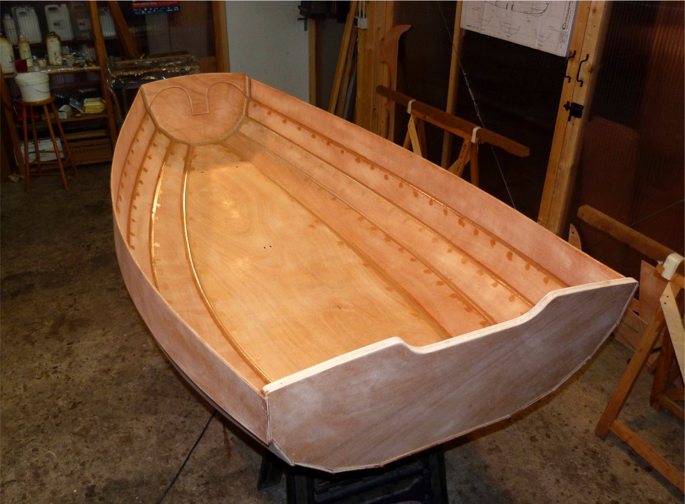 Je retourne de nouveau la coque et je d&eacute;pose les deux cloisons et la membrure centrale afin de faire les joints sur l'int&eacute;rieur et boucher tous les trous des sutures.