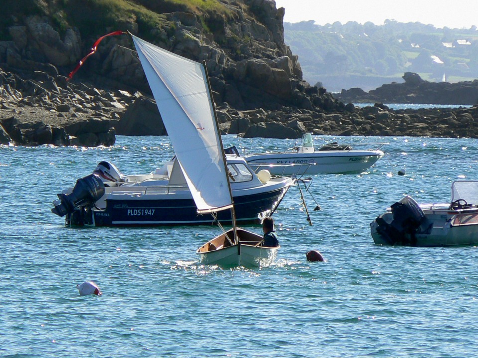 Il y a 10 à 15 noeuds de vent, idéal pour la surface limitée de la voile du Skerry (5.20 m2.) Le Skerry est bien calé et soulage à peine dans les risées. 