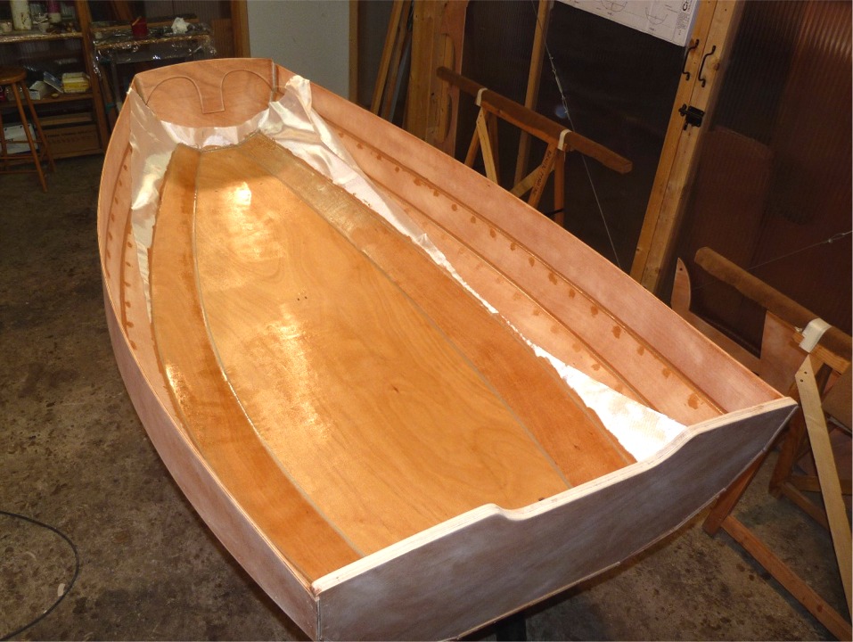 Le tissu est juste assez large pour couvrir la sole et les bord&eacute;s 1 &agrave; leur point le plus large. Je vais maintenant couper et supprimer l'exc&eacute;dent de tissu de verre aux extr&eacute;mit&eacute;s et sur les cot&eacute;s. 