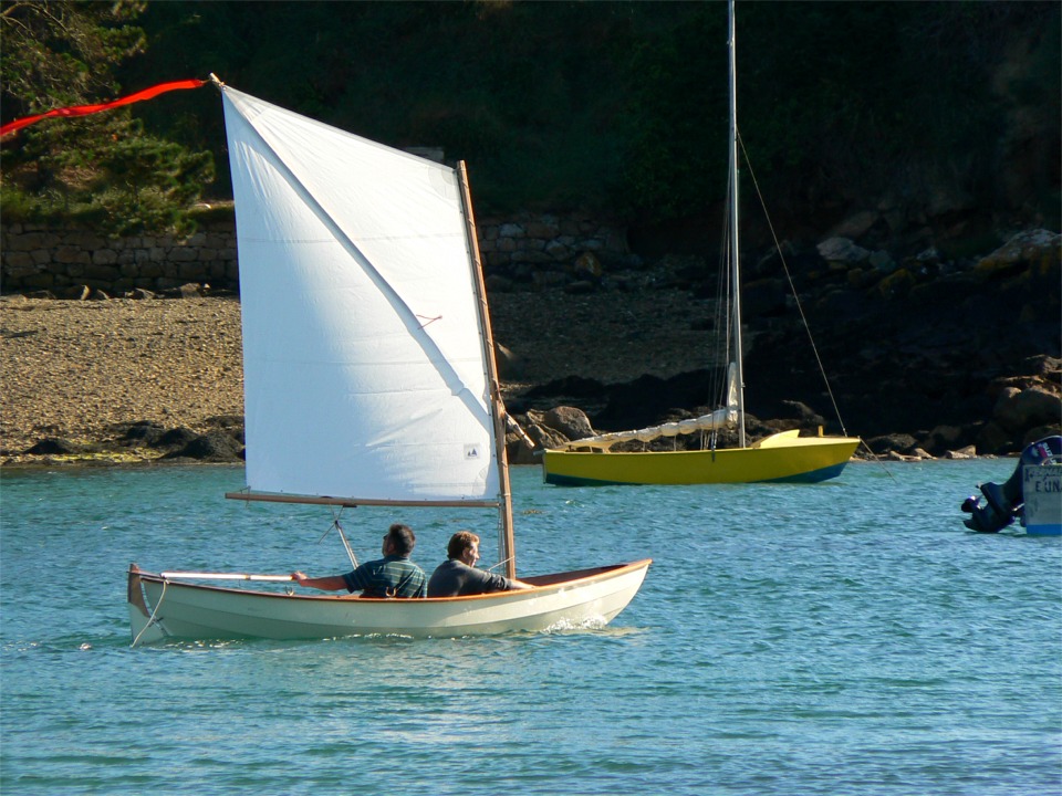 Encore plus fort : deux adultes à bord ! Le Skerry reste agile et rapide. Là, nous sommes peut-être un tout petit peu trop sur l'avant, il faudrait que je me recule un peu. Il faudrait aussi que je borde un peu le bout de contrôle de la livarde pour effacer le pli en bas de la voile. 