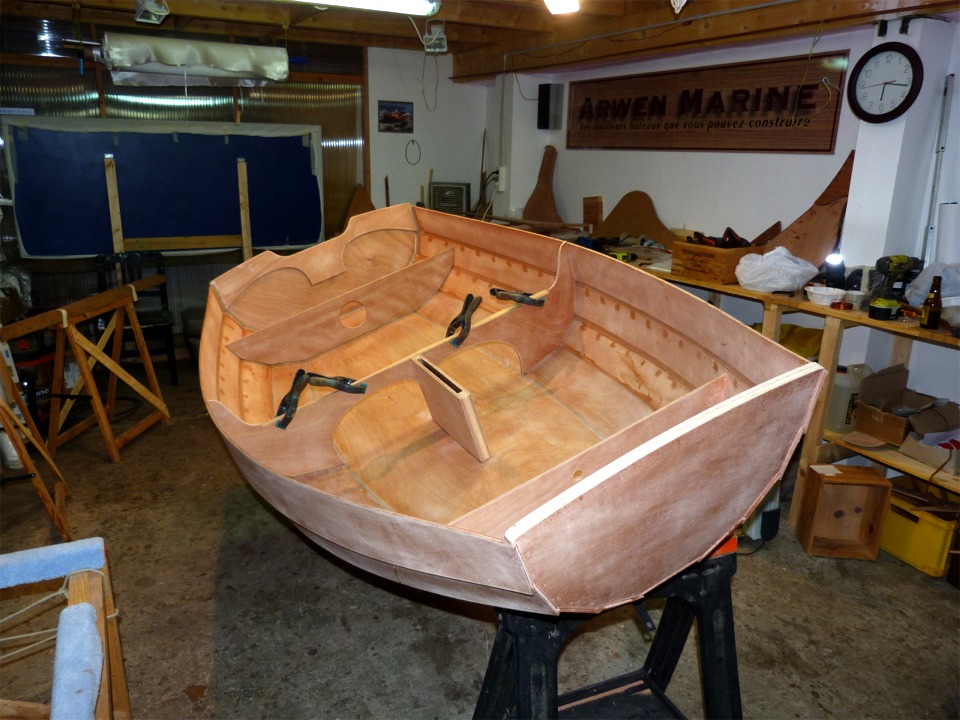 Le lendemain, j'ai resutur&eacute; en place les cloisons, la membrure centrale et j'ai fix&eacute; le puits de d&eacute;rive par trois vis : une &agrave; travers la membrure et deux &agrave; travers la sole, ce qui explique l'air pench&eacute; de la Prame d'Eastport, que j'ai cal&eacute;e en biais afin de percer-visser plus facilement par en-dessous. 