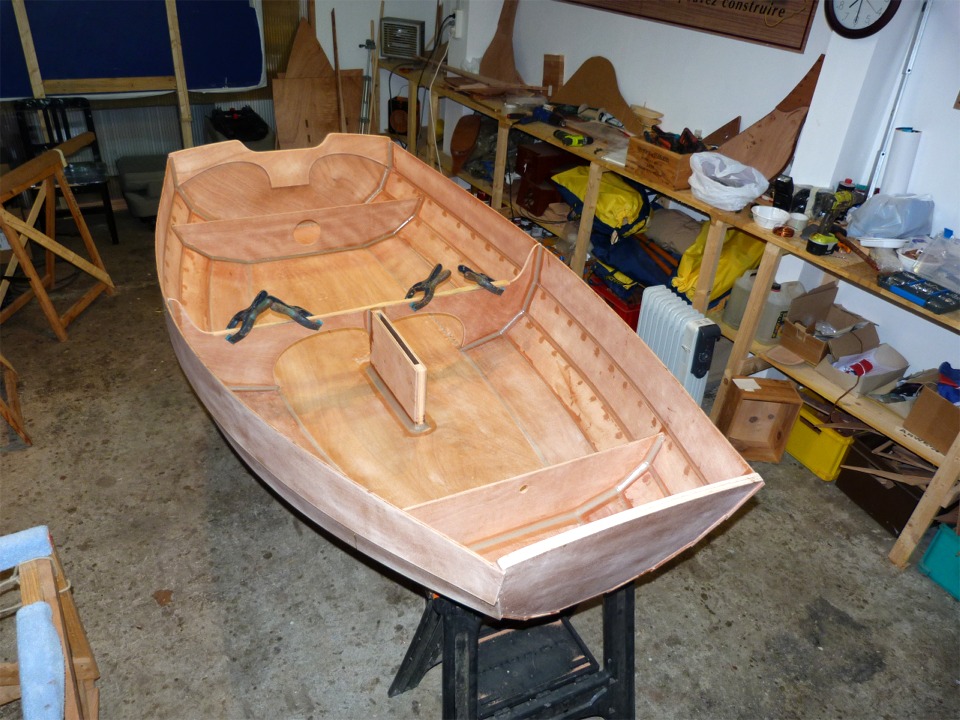 J'ai ensuite red&eacute;mont&eacute; le puits de d&eacute;rive, ai encoll&eacute; son bord inf&eacute;rieur, qui sera en contact avec la sole, et le haut du bors arri&egrave;re, qui sera en contact avec la face avant de la membrure. Je l'ai ensuite remont&eacute; avec ses trois vis, puis j'ai fait des joints-cong&eacute;s dans tous les angles. Notez les diff&eacute;rences de rayon des joints-cong&eacute;s : celui du pied du puits de d&eacute;rive est nettement plus gros, et il sera "arm&eacute;" par une bande de fibre de verre, car personne ne veut avoir de doutes sur la robustesse de ce joint...