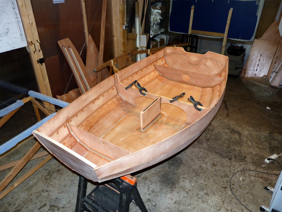 Les pinces sur la membrure centrale tiennent un tasseau qui aide &agrave; la rigidifier car la prame s'est l&eacute;g&egrave;rement referm&eacute;e pendant que la membrure &eacute;tait d&eacute;mont&eacute;e et celle-ci doit "pousser" un peu fort sur les cot&eacute;s. 