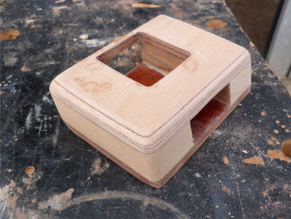 Voici le pied de m&acirc;t de la Prame d'Eastport, pr&ecirc;t &agrave; visser/coller. Ce n'est pas une d&eacute;formation optique, les deux cot&eacute;s verticaux sont inclin&eacute;s vers l'avant afin d'&eacute;pouser l'angle que fait la cloison avant avec la sole. De plus, l'ar&ecirc;te inf&eacute;rieure avant est arrondie pour venir se caler par-dessus le joint-cong&eacute; du bas de cette cloison. 