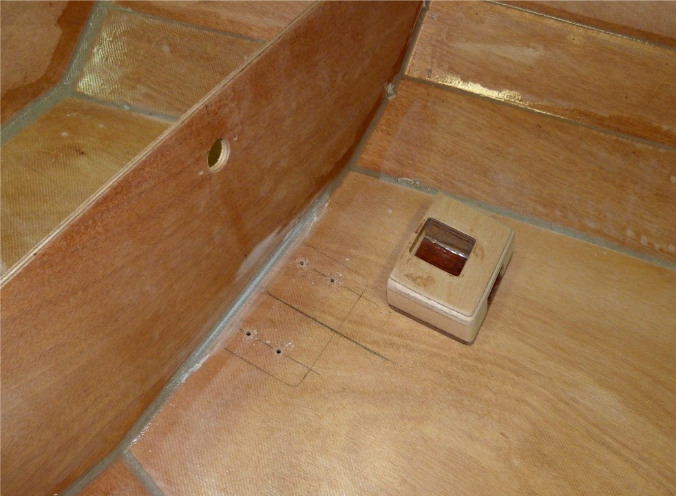 Les trous des quatre vis inox sont perc&eacute;s. 