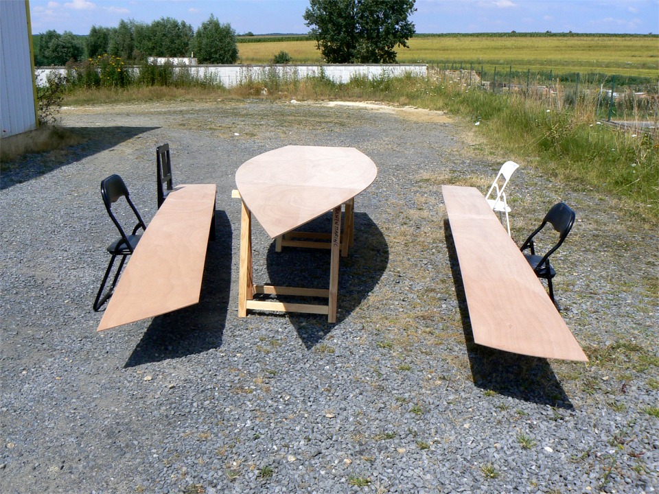 Non, ce n'est pas une photo d'avant-garde charg&eacute;e de signification... J'ai tout simplement repris la construction du Jimmy Skiff, que j'avais mis en attente fin mai, pendant la construction de la Yole de Chester. J'ai mis la sole et les bord&eacute;s dehors pour un petit pon&ccedil;age en pr&eacute;lude &agrave; un gla&ccedil;age (ou impr&eacute;gnation, comme vous voulez.) 