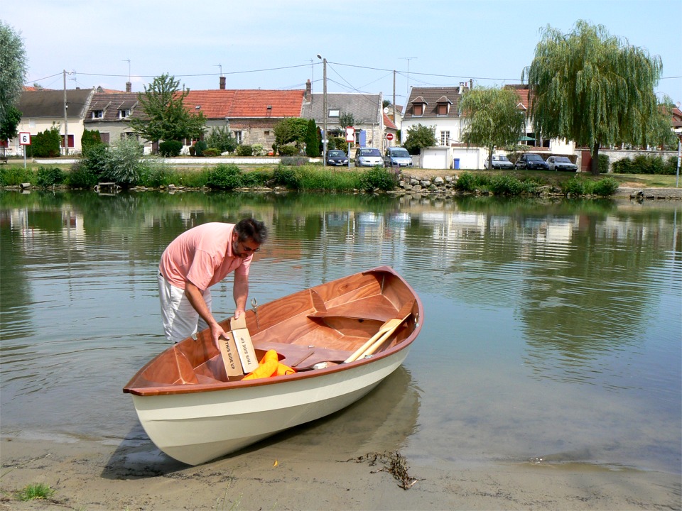 C'est dimanche et j'ai mis mon polo rose pour aller essayer le Skerry à l'aviron sur l'Aisne. Ici, mise à l'eau à Choisy-au-Bac. Je charge les rations de survie, on n'est jamais trop prudent. 