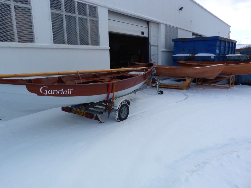 En fait, je dois bouger tous les bateaux afin de d&eacute;gager le Doris 12 et le Jimmy Skiff, qui sont vendus (en occasion) et que dois livrer en r&eacute;gion parisienne en fin de semaine. C'est le Doris 12 que l'on aper&ccedil;oit derri&egrave;re Christophine, devant les bennes &agrave; d&eacute;chets de mes voisins un peu envahissants (mais fort sympathiques au demeurant). 