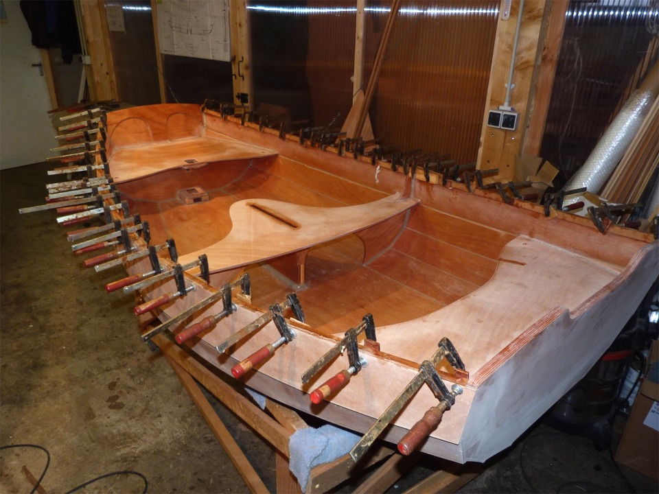 Collage des listons int&eacute;rieurs (qui deviennent ainsi des serres) sur la Prame d'Eastport. En effet, j'ai pr&eacute;vu d'installer un gros cordage pour servir de pare-battage p&eacute;riph&eacute;rique, et je ne mets donc pas les deux &eacute;paisseurs des listons sur l'ext&eacute;rieur de la coque, afin de laisser plus de saillie au cordage de 30 mm de diam&egrave;tre. 