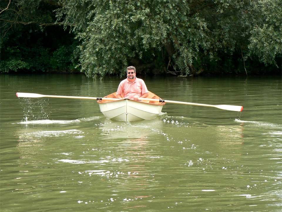 Le Skerry est aussi agr&eacute;able &agrave; ramer seul, sur le banc milieu, qu'&agrave; l'avant quand on est deux. Je me demande m&ecirc;me s'il n'est pas plus agr&eacute;able &agrave; l'aviron que la Yole de Chester... 