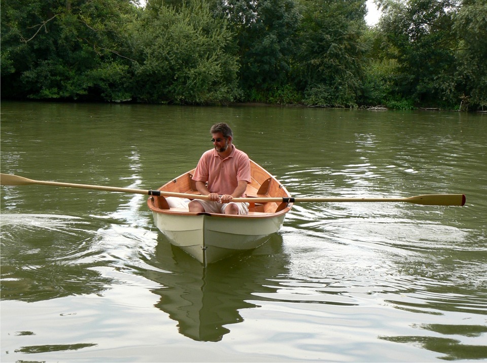 Sa plus grande largeur que la Yole (presque 30% plus large) le rend plus stable mais on n'a pas l'impression de devoir "tirer" une coque plus volumineuse. 