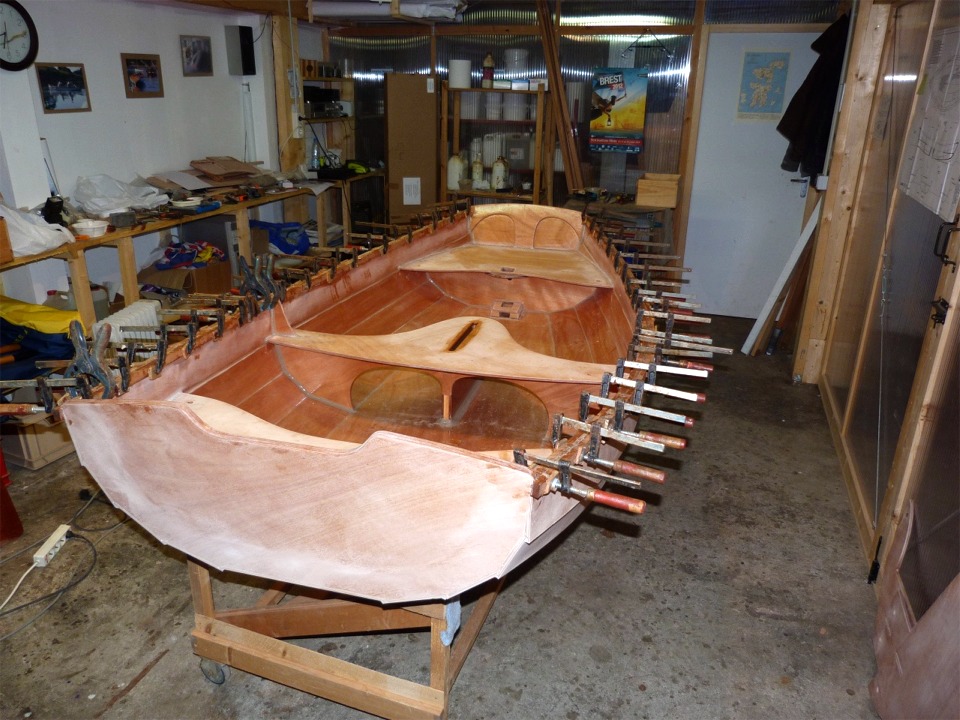 Collage du second pli des listons sur l'ext&eacute;rieur de la Prame d'Eastport. 