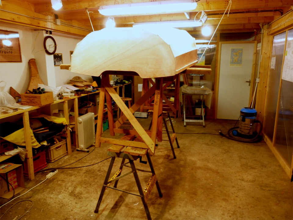 J'ai juch&eacute; la Prame d'Eastport en hauteur afin de faire les joints-cong&eacute;s entre le bord sup&eacute;rieur des cloisons et le bord inf&eacute;rieur des si&egrave;ges. Je me r&eacute;p&egrave;te, mais je trouve que le confort de travail que l'on a &agrave; avoir les joints &agrave; hauteur des yeux vaut largement le petit effort de grimper le bateau en altitude. Notez la sauvegarde (bout blanc) qui s&eacute;curise l'installation. 