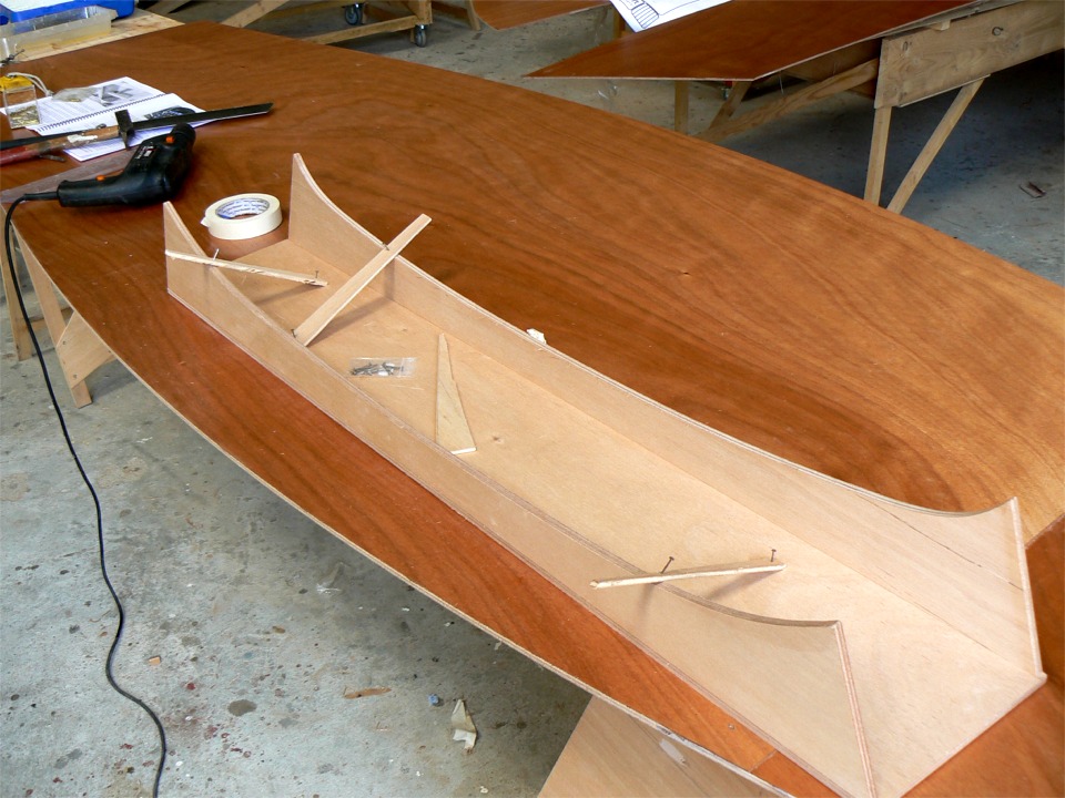 J'ai pass&eacute; une couche d'impr&eacute;gnation sur la sole du Jimmy Skiff, et elle me sert de table pour assembler l'un de ses deux bancs . Les petites chutes de CP servent &agrave; caler les supports &agrave; 90&deg; en vue de l'application des joints-cong&eacute;s. 