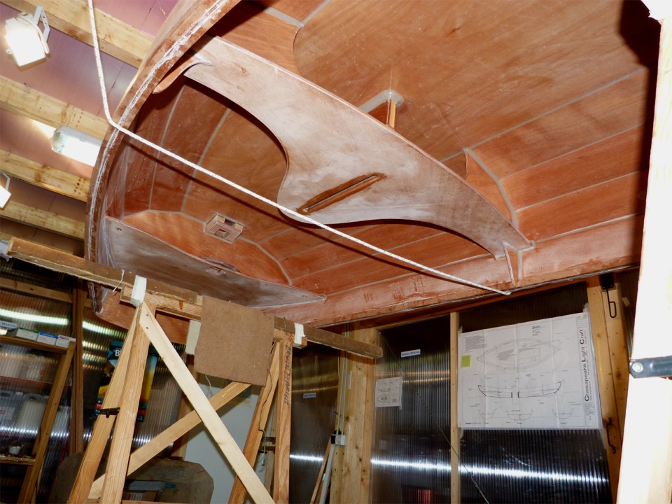 Le bord du banc est &agrave; hauteur de mon menton : parfait pour faire les joints-cong&eacute;s ! Je me suis &eacute;quip&eacute; d'une lampe frontale pour avoir une bonne vision de la zone de travail. 