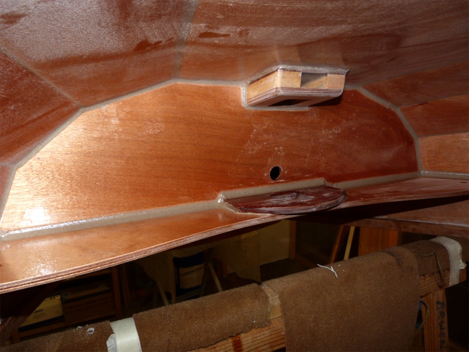 Gros plan sur la cloison avant, tous les joints-cong&eacute;s sont faits. 