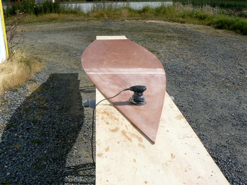 Un bon coup de ponçage sur la sole car j'ai finalement décidé de la stratifier sur le coté intérieur, afin d'encaisser les coups de bottes et autres semelles à clous. J'ai sorti ma supertable pour faciliter le ponçage de ces longs panneaux.