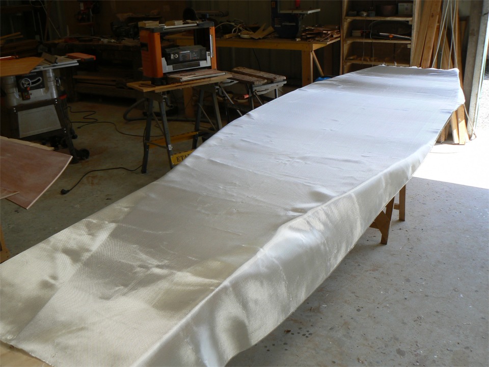Le manuel ne prévoit pas cette stratification de la sole préalable au montage. Seul l'extérieur est stratifié en principe (après montage de la coque), mais c'est si facile de faire cette stratification sur l'intérieur de la sole avant le montage que je ne résiste pas. En plus, elle est juste de la bonne largeur pour mon sergé ! 