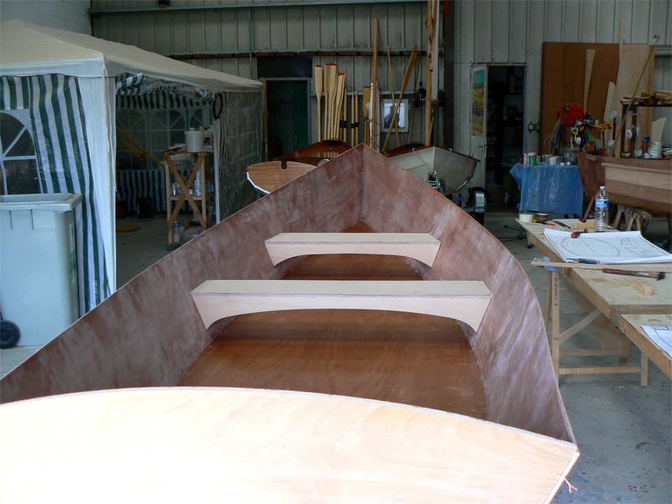 Pendant ce temps, j'ai rapidement "cousu" la coque du Jimmy Skiff (3 heures tout seul.) J'ai posé les bancs à leur place pour vérifier que la coque a bien pris sa forme... et ça colle, sans aucun mannequin ni structure interne ! Je suis totalement bluffé... 